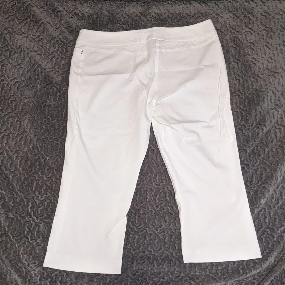 Alfani white capri's